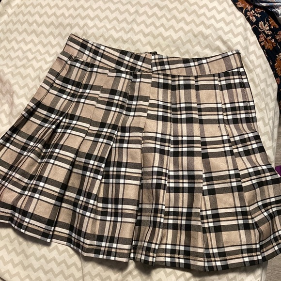 Hesperus Dresses & Skirts - Plaid stylish skirt, worn maybe once. It’s a size small. Very flowy.